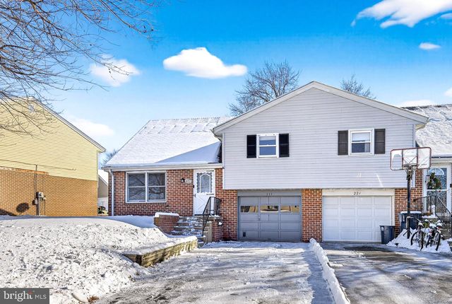 223 COLONIAL DR, Akron, PA 17501