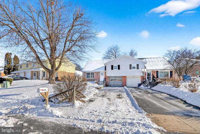 223 COLONIAL DR, Akron, PA 17501