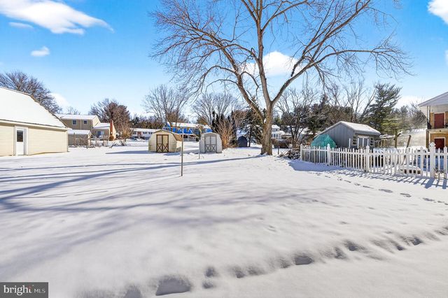 223 COLONIAL DR, Akron, PA 17501