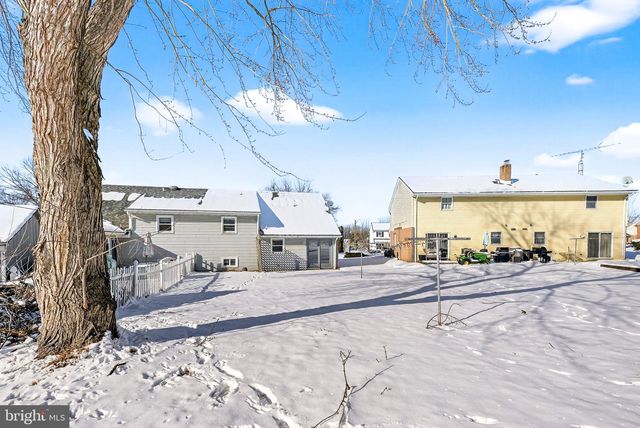 223 COLONIAL DR, Akron, PA 17501