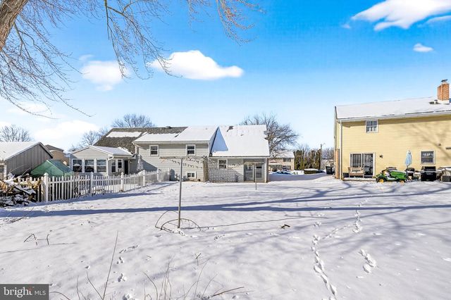 223 COLONIAL DR, Akron, PA 17501