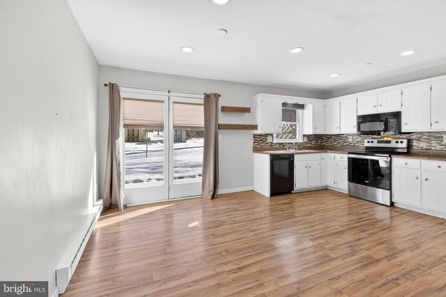 223 COLONIAL DR, Akron, PA 17501