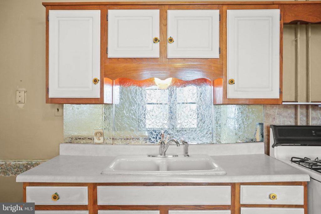Image 11 of property listing at 211 W HIGH ST, Red Lion, PA 17356