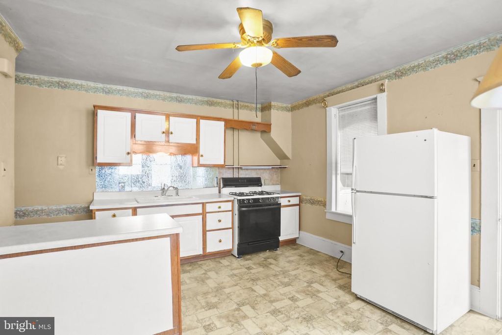 Image 12 of property listing at 211 W HIGH ST, Red Lion, PA 17356
