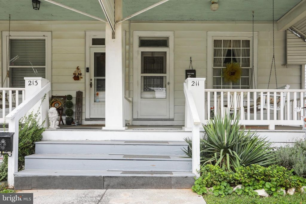 Image 3 of property listing at 211 W HIGH ST, Red Lion, PA 17356
