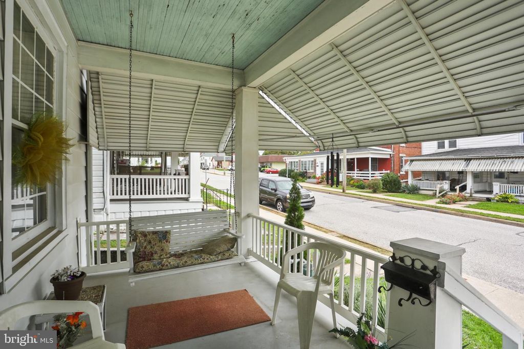 Image 4 of property listing at 211 W HIGH ST, Red Lion, PA 17356