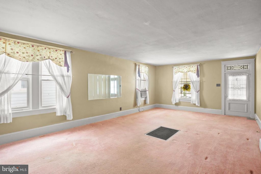 Image 9 of property listing at 211 W HIGH ST, Red Lion, PA 17356
