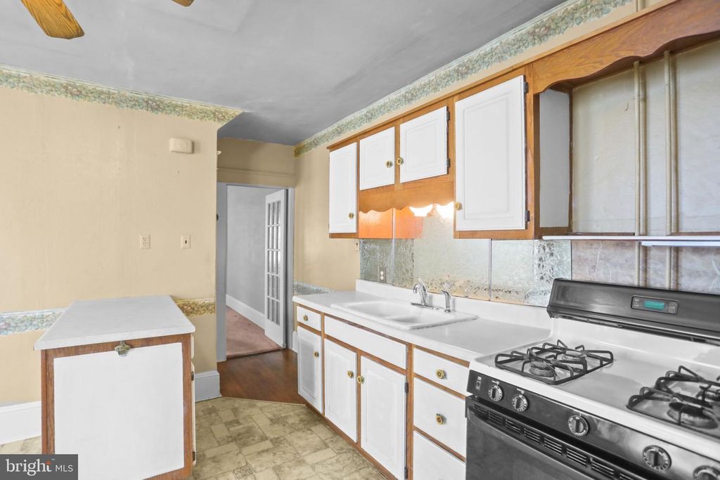 Image 10 of property listing at 211 W HIGH ST, Red Lion, PA 17356