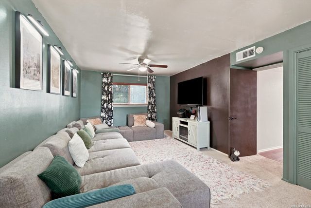 630 Balboa Dr, Universal City, TX 78148