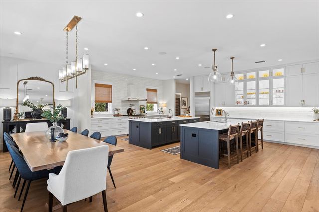 2402 W PARKLAND BOULEVARD, Tampa, FL 33609