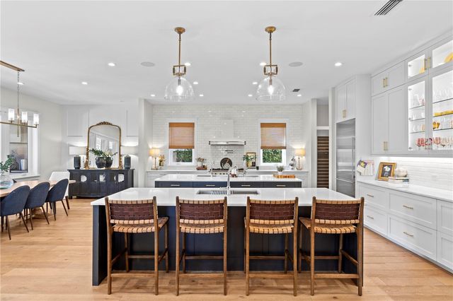 2402 W PARKLAND BOULEVARD, Tampa, FL 33609