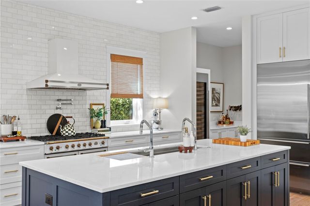 2402 W PARKLAND BOULEVARD, Tampa, FL 33609