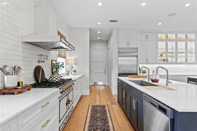 2402 W PARKLAND BOULEVARD, Tampa, FL 33609