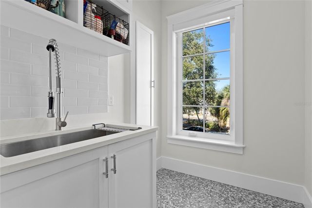 2402 W PARKLAND BOULEVARD, Tampa, FL 33609