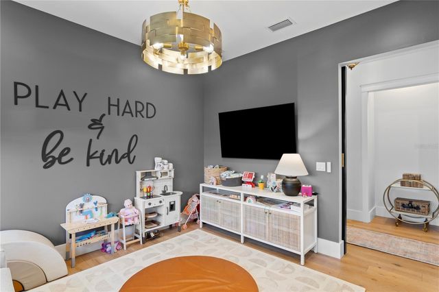 2402 W PARKLAND BOULEVARD, Tampa, FL 33609