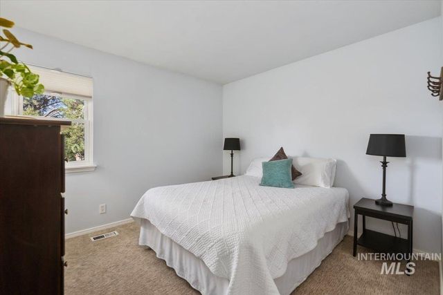 5320 W Hill Rd, Boise, ID 83703