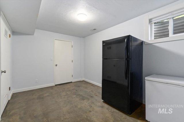 5320 W Hill Rd, Boise, ID 83703