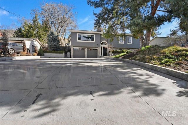 5320 W Hill Rd, Boise, ID 83703