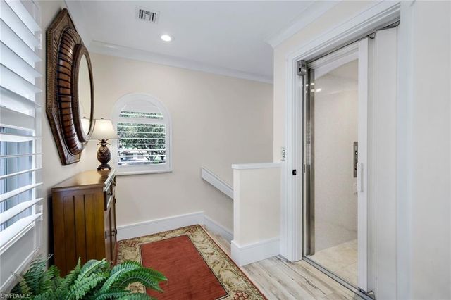 526 Lake Louise CIR 402, Naples, FL 34110