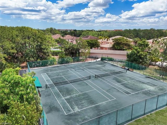 526 Lake Louise CIR 402, Naples, FL 34110