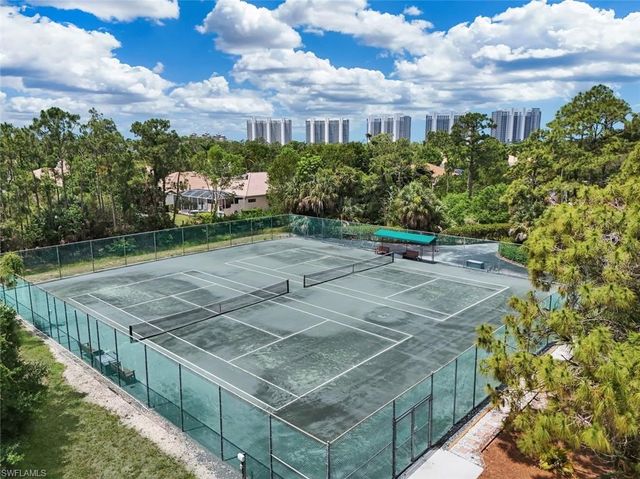 526 Lake Louise CIR 402, Naples, FL 34110