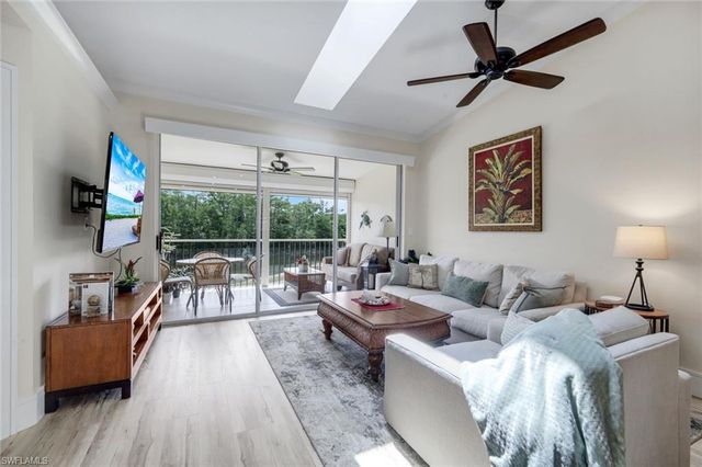 526 Lake Louise CIR 402, Naples, FL 34110