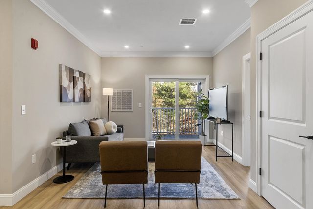 10100 S Willow St Unit 209, Manchester, NH 03103