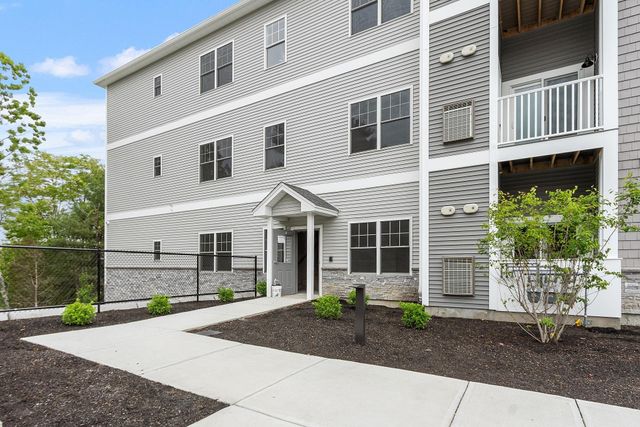 10100 S Willow St Unit 209, Manchester, NH 03103