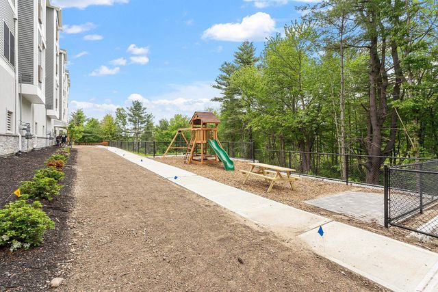 10100 S Willow St Unit 209, Manchester, NH 03103