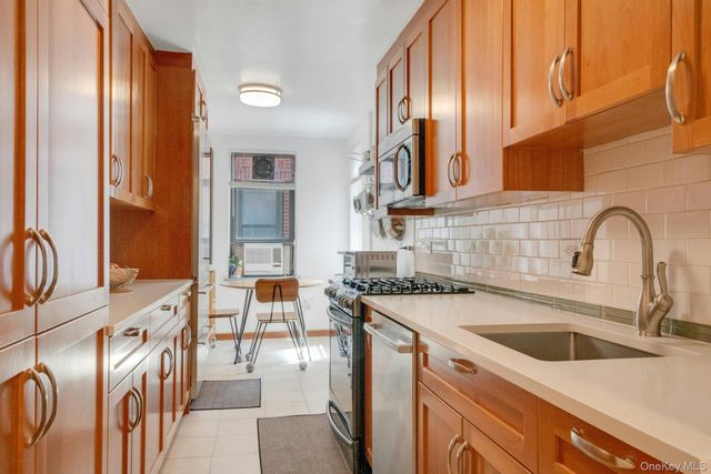 445 W 240th Street 6A, Bronx, NY 10463