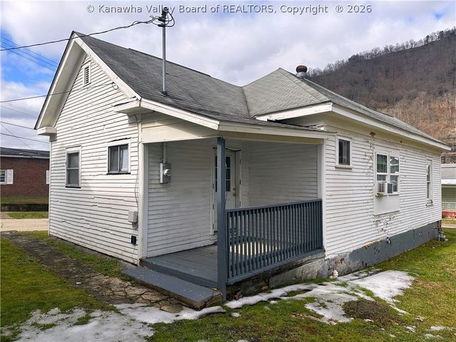 619 4th Avenue, Montgomery, WV 25136