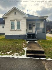 619 4th Avenue, Montgomery, WV 25136