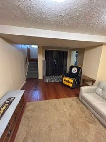 320 Glencoe Dr, West Mifflin, PA 15122