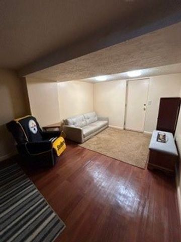 320 Glencoe Dr, West Mifflin, PA 15122