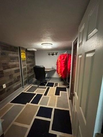 320 Glencoe Dr, West Mifflin, PA 15122