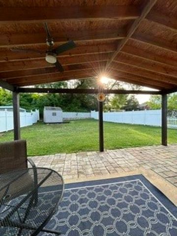 320 Glencoe Dr, West Mifflin, PA 15122
