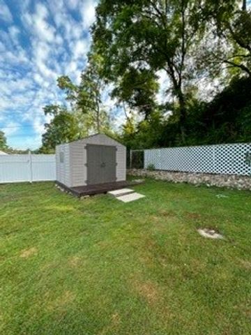 320 Glencoe Dr, West Mifflin, PA 15122