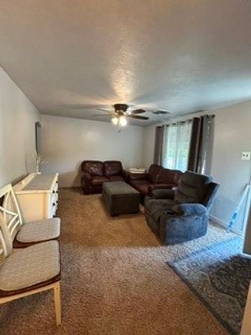 320 Glencoe Dr, West Mifflin, PA 15122