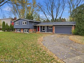 31112 Pickwick Lane, Beverly Hills Village, MI 48025