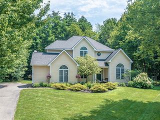 8 Lida Drive, Essex, VT 05452