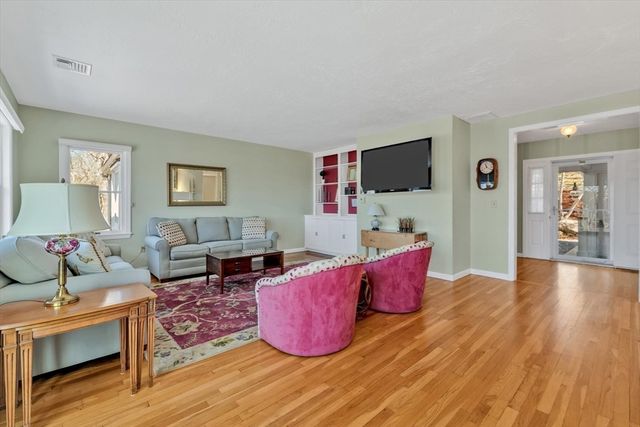 18 Gray Rocks West Rd, Falmouth, MA 02556