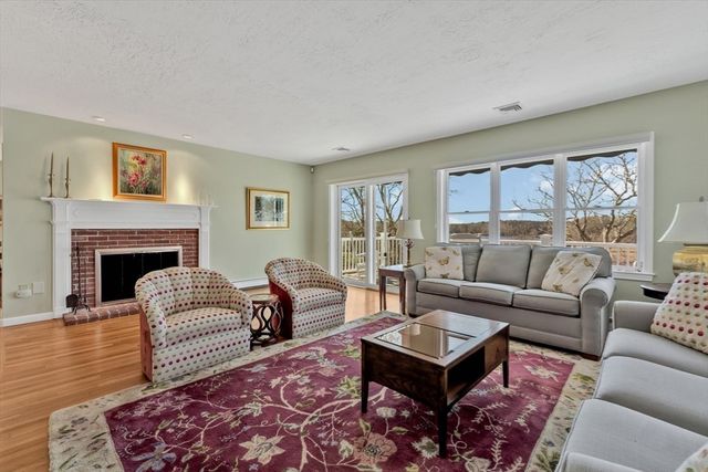 18 Gray Rocks West Rd, Falmouth, MA 02556