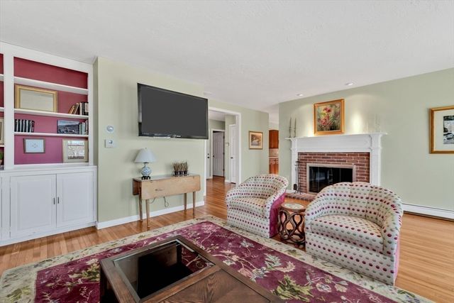 18 Gray Rocks West Rd, Falmouth, MA 02556