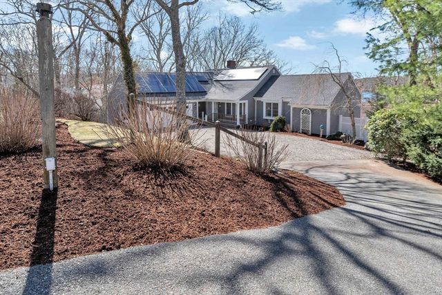 18 Gray Rocks West Rd, Falmouth, MA 02556