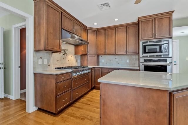 18 Gray Rocks West Rd, Falmouth, MA 02556