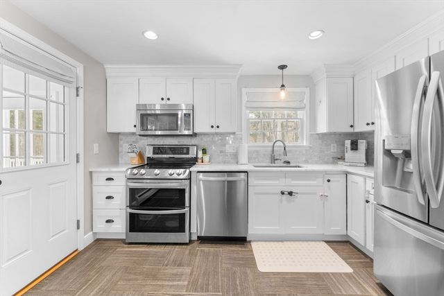 16 Laurel Dr, Medfield, MA 02052