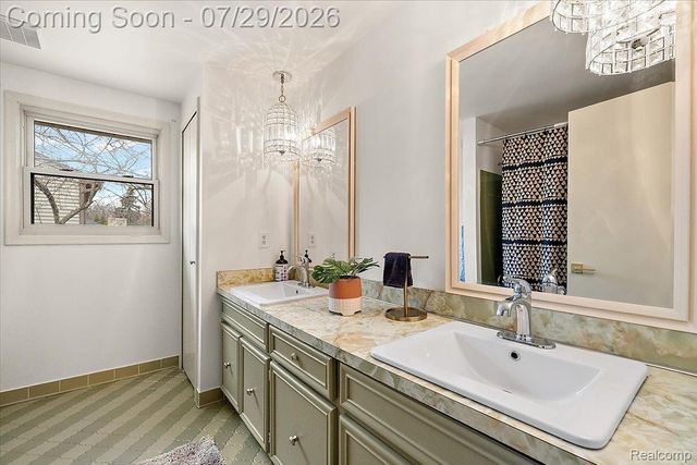 1732 Kilburn Road N, Rochester Hills, MI 48306