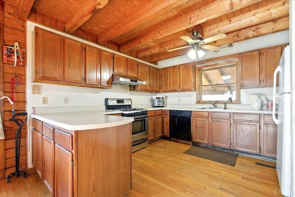 Image 6 of property listing at 2192 Hixburg Road, Pamplin, VA 23958