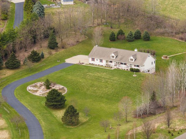 7475 Country View LANE, West Bend, WI 53090