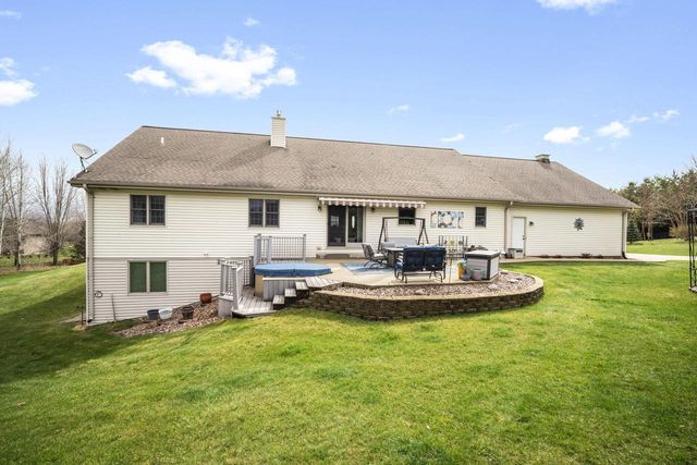 7475 Country View LANE, West Bend, WI 53090